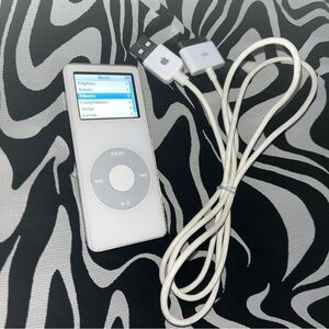 Apple iPod Nano 1st Generation White 1GB Digital MP3